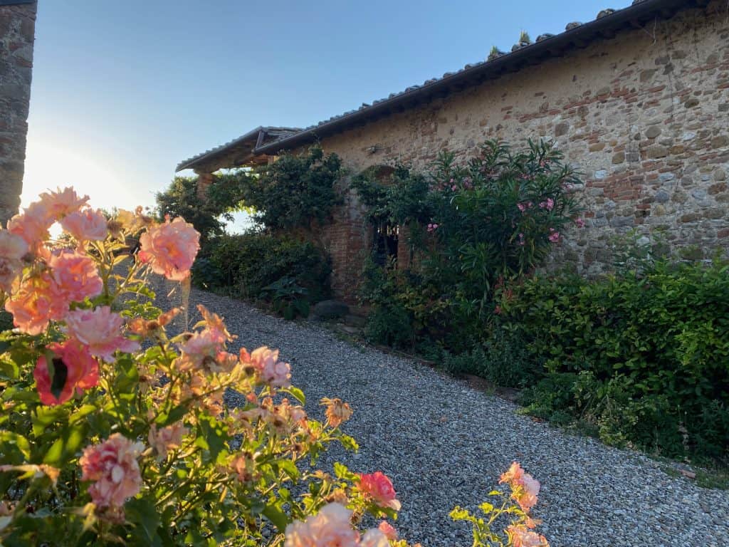 Sonnenaufgang mit Landhaus und Blumen in Toskana