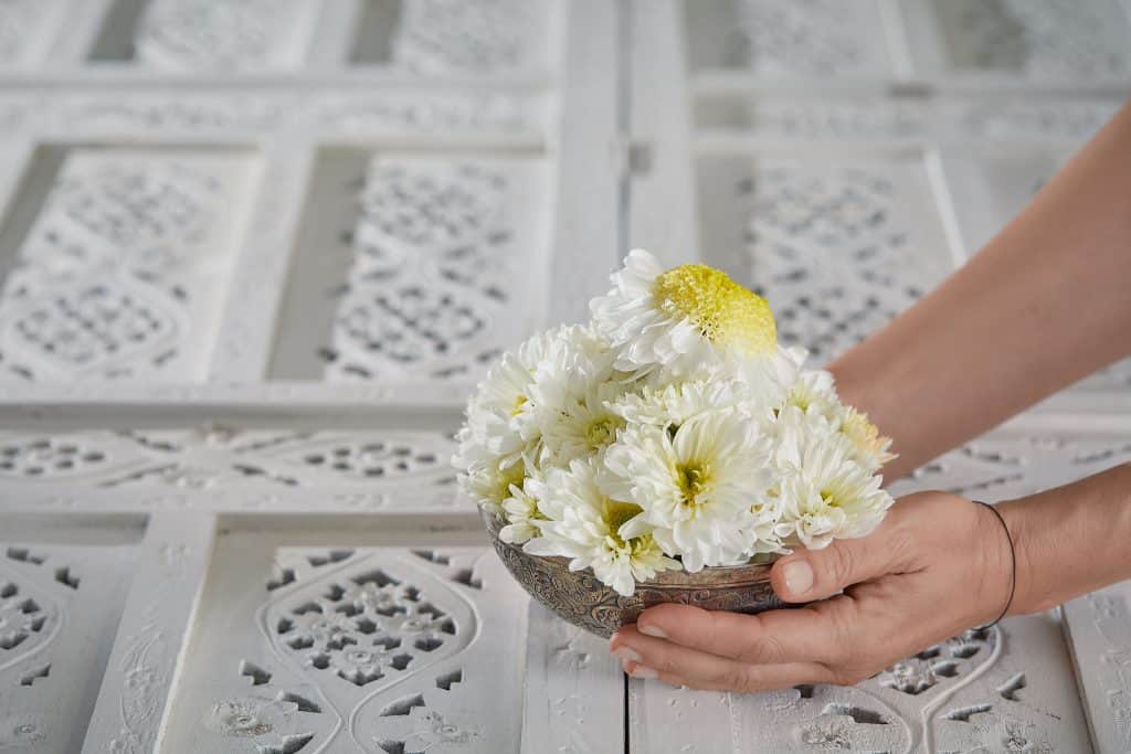 Silberne Schüssel mit Blumenbouquet