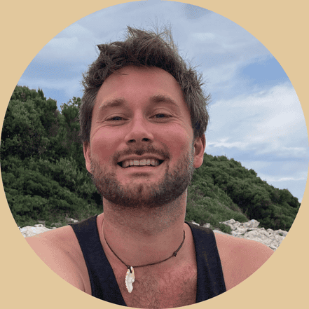 Kopf von lachenden Mann am Meer