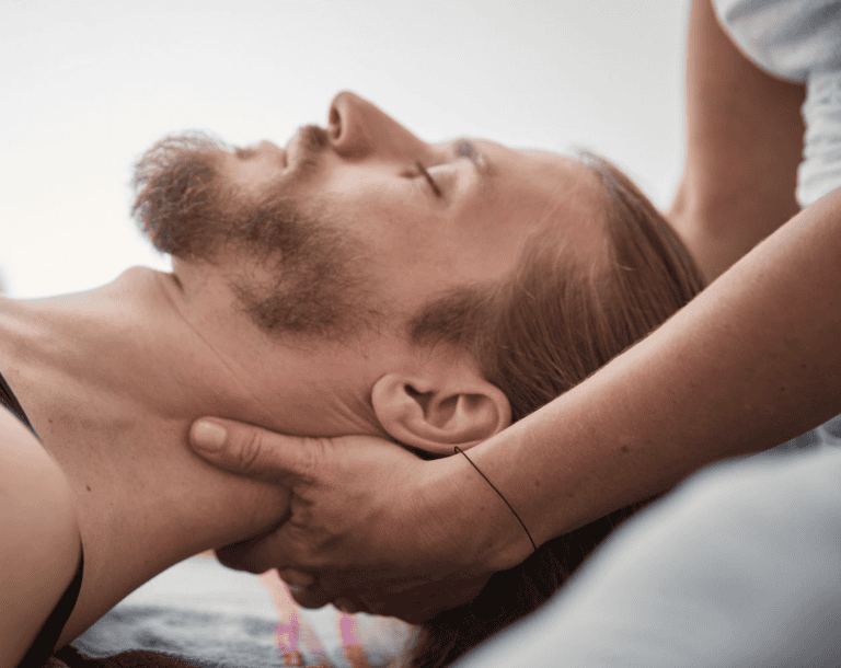 Schlafender Mann bekommt Craniosacral Therapie