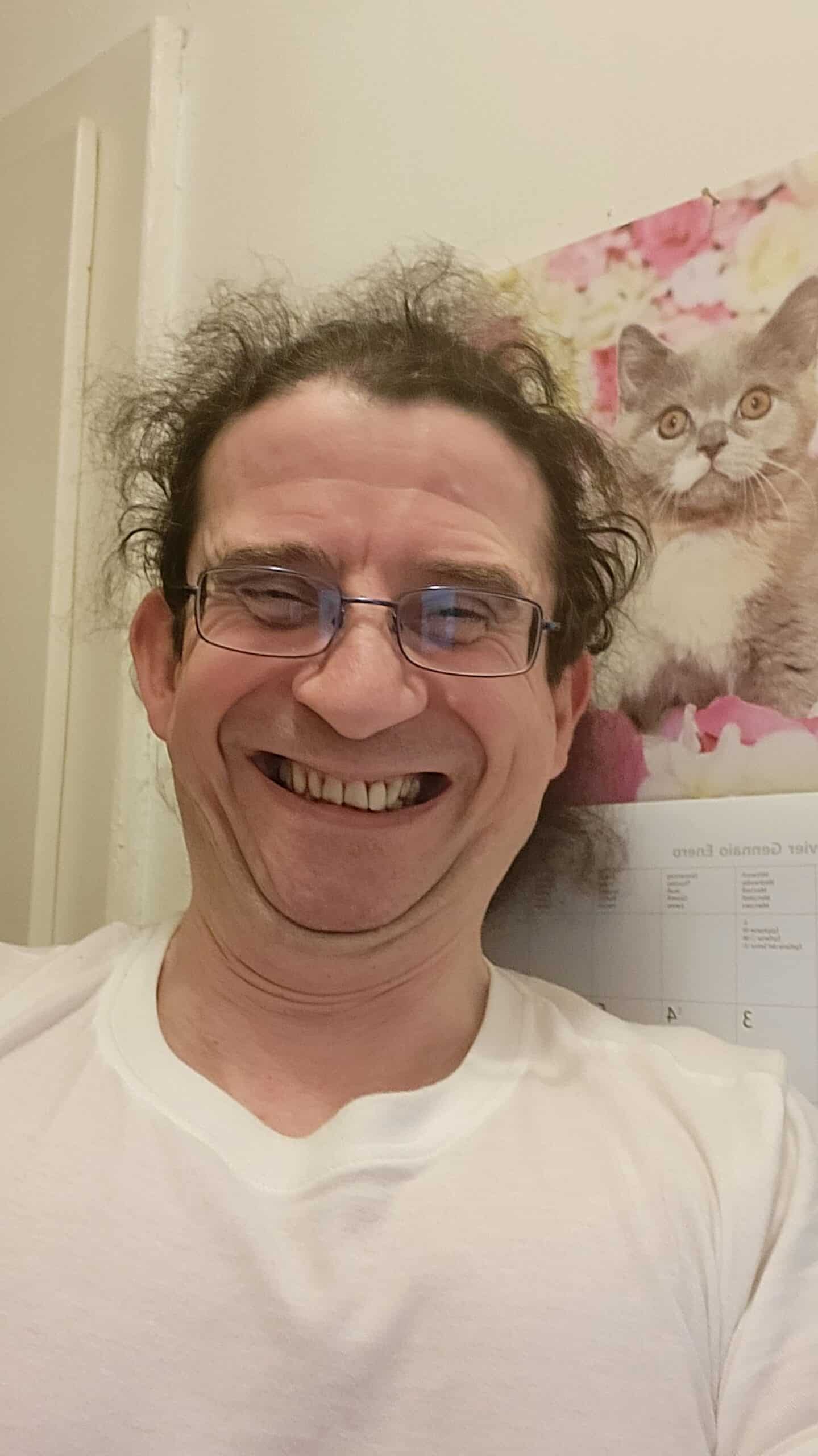 Lachender Mann mit weißem T-Shirt